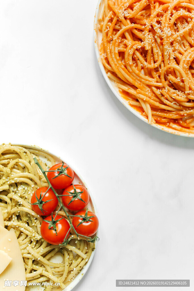 多彩意面与新鲜番茄