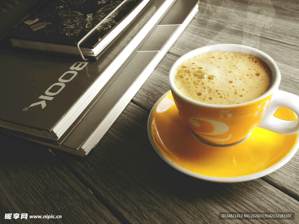 木质桌上咖啡与书籍相伴