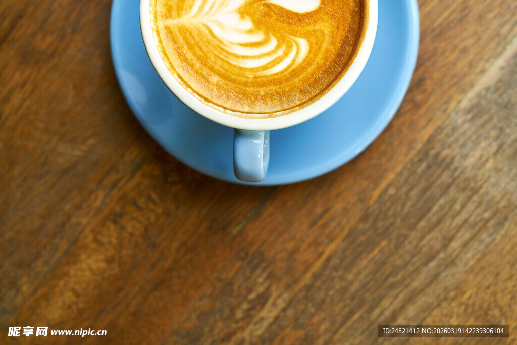蓝色杯垫上的拉花咖啡