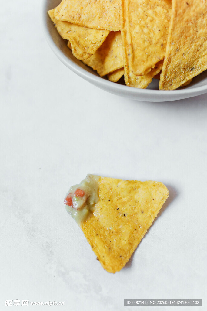 单片玉米片与碗中玉米片