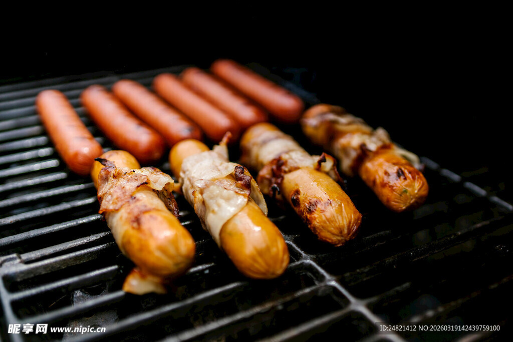 烤架上的美味香肠与热狗