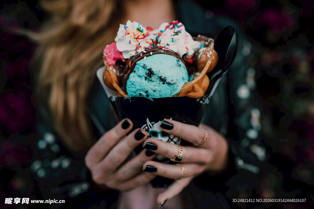 手持多彩冰淇淋的时尚女性