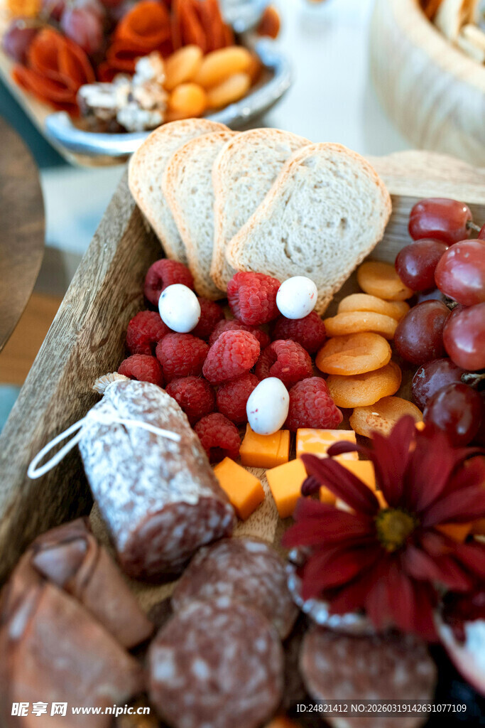 美味多样的甜点与水果拼盘