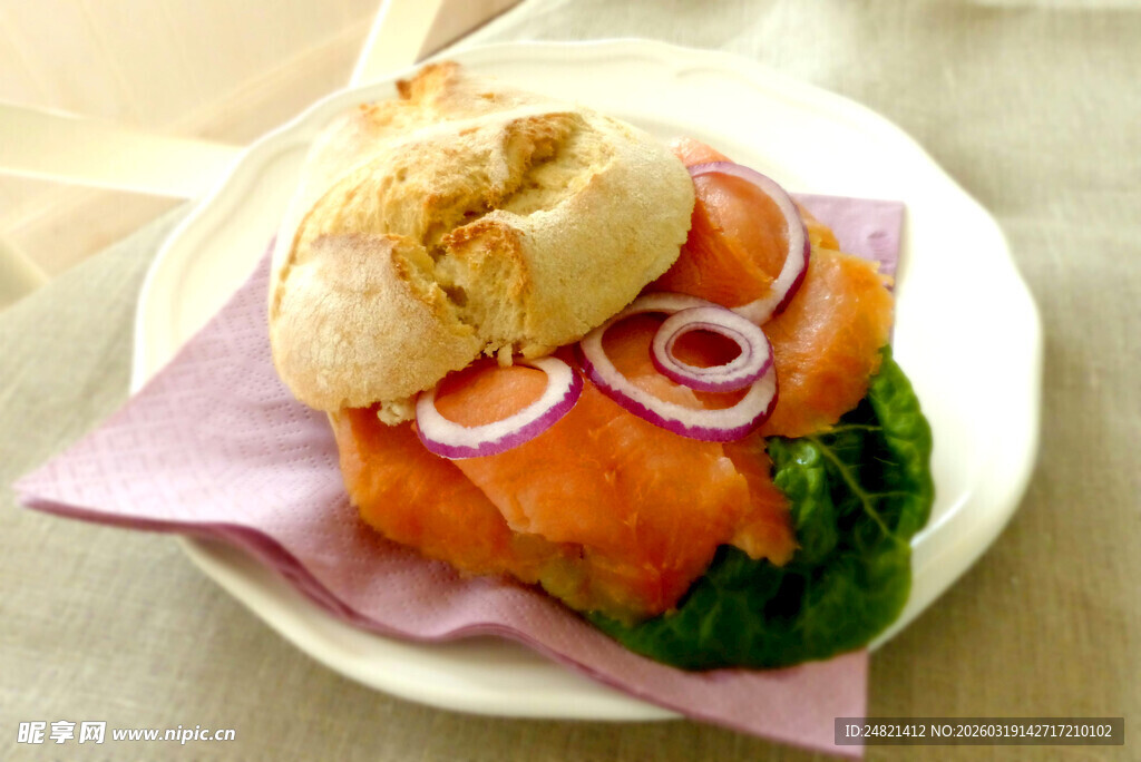 三文鱼洋葱三明治美食