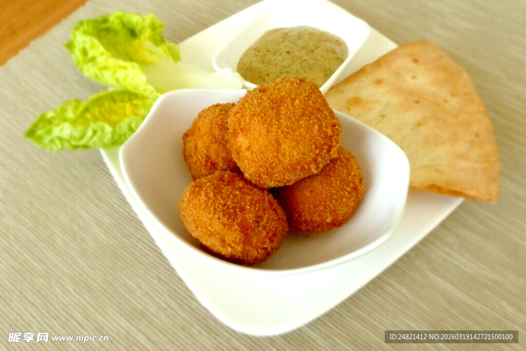 美味炸球配蘸酱与饼