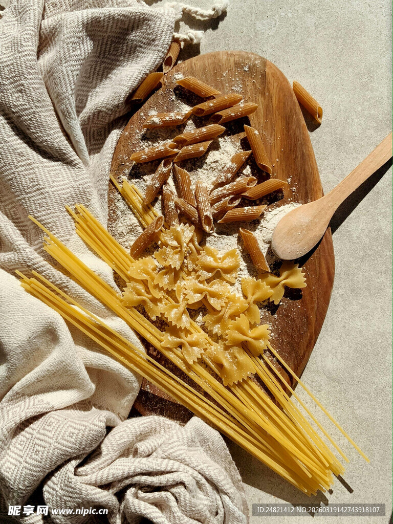 木制托盘上的意面与食材