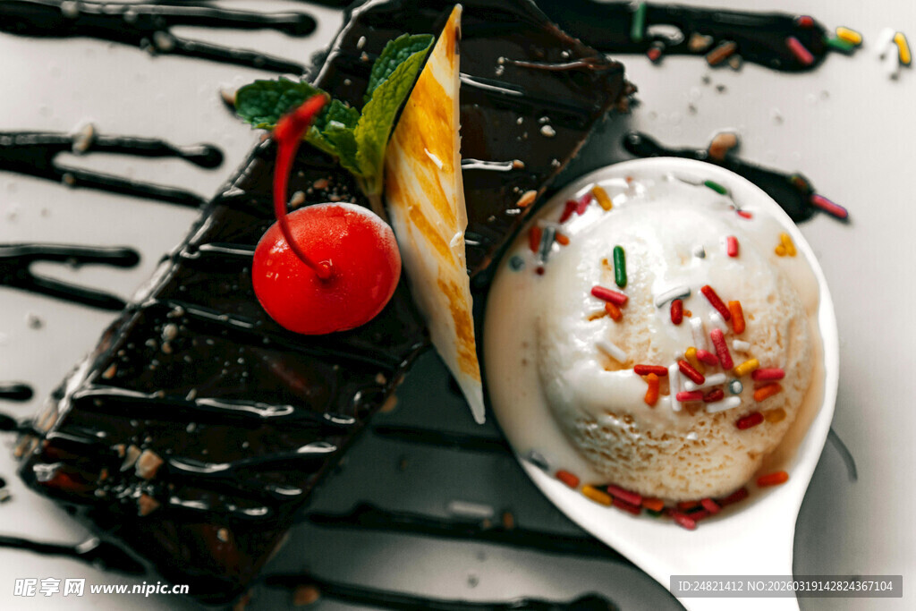 美味巧克力蛋糕配冰淇淋