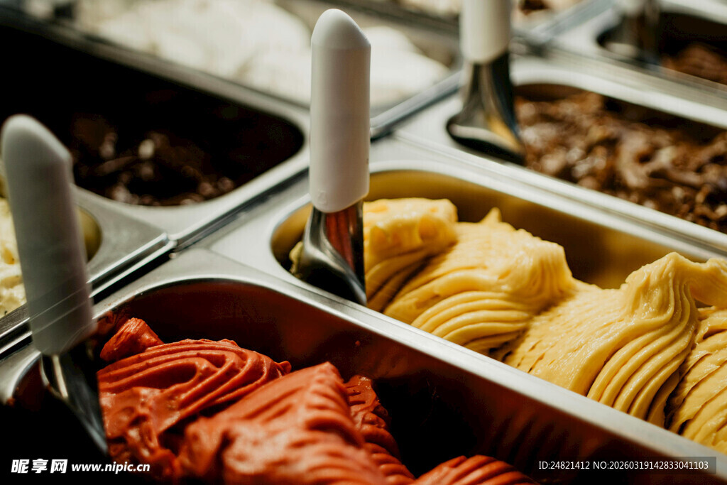 自助餐厅多样美食展示