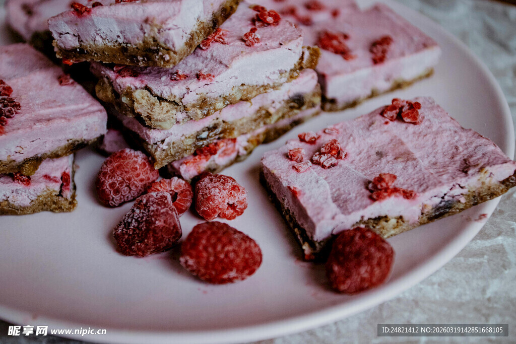 草莓甜点摆放在白色盘子上