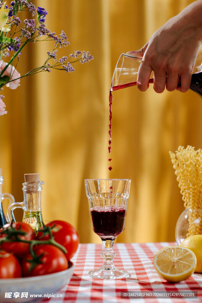 倒红酒的惬意餐桌时光