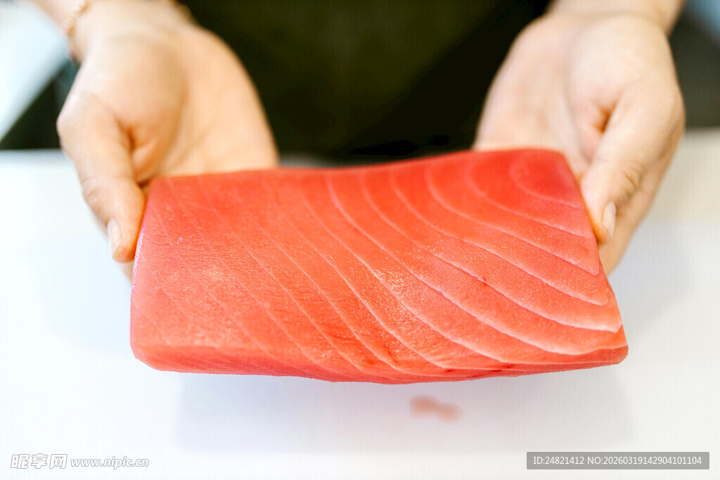 手持鲜红三文鱼块
