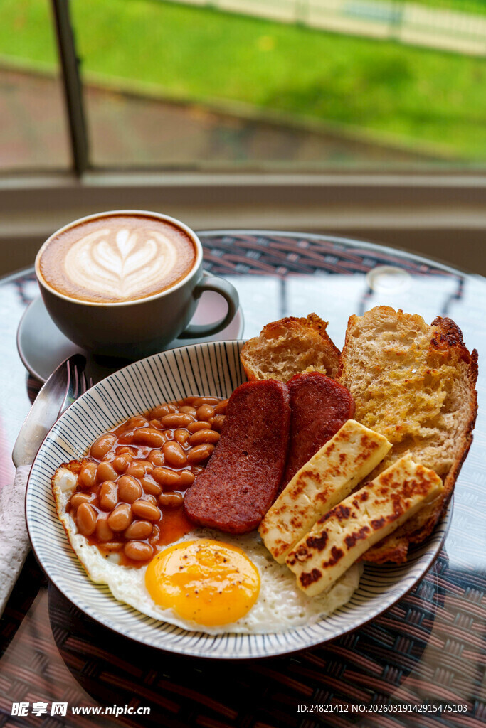 丰盛英式早餐搭配咖啡