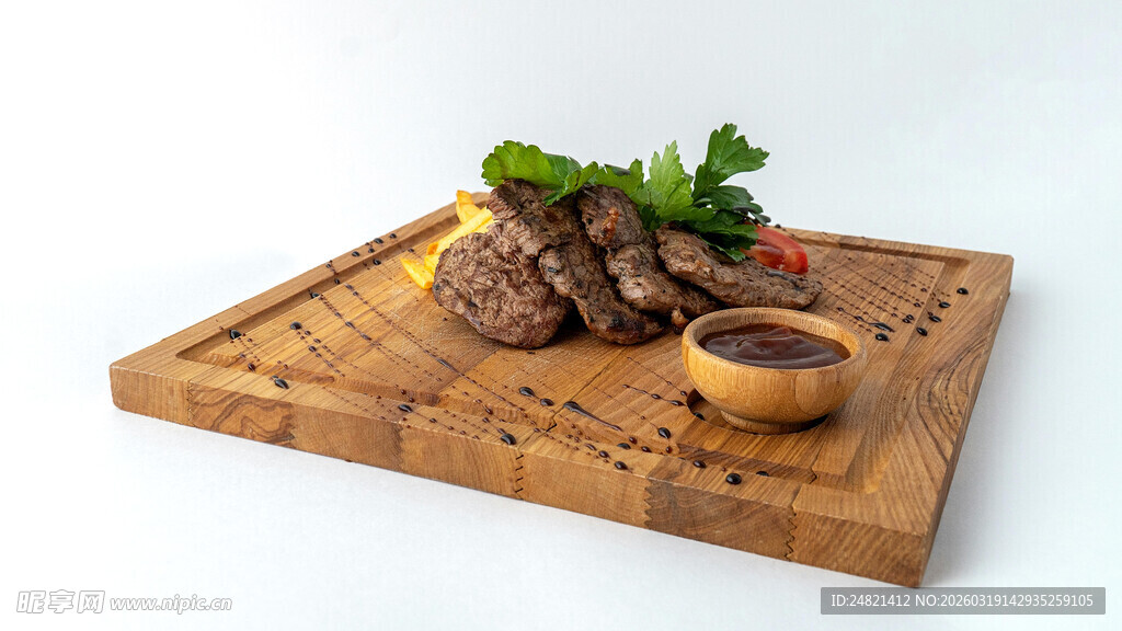 竹板上的美味牛排与配菜