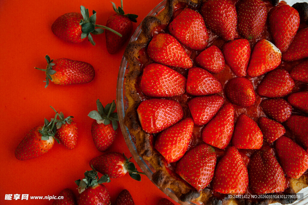 草莓装饰的美味派