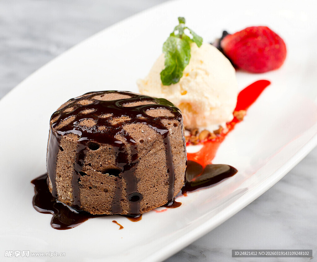 巧克力慕斯配草莓装饰