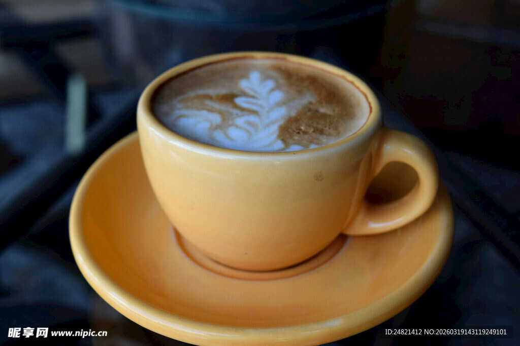 黄色杯中的精美拉花咖啡