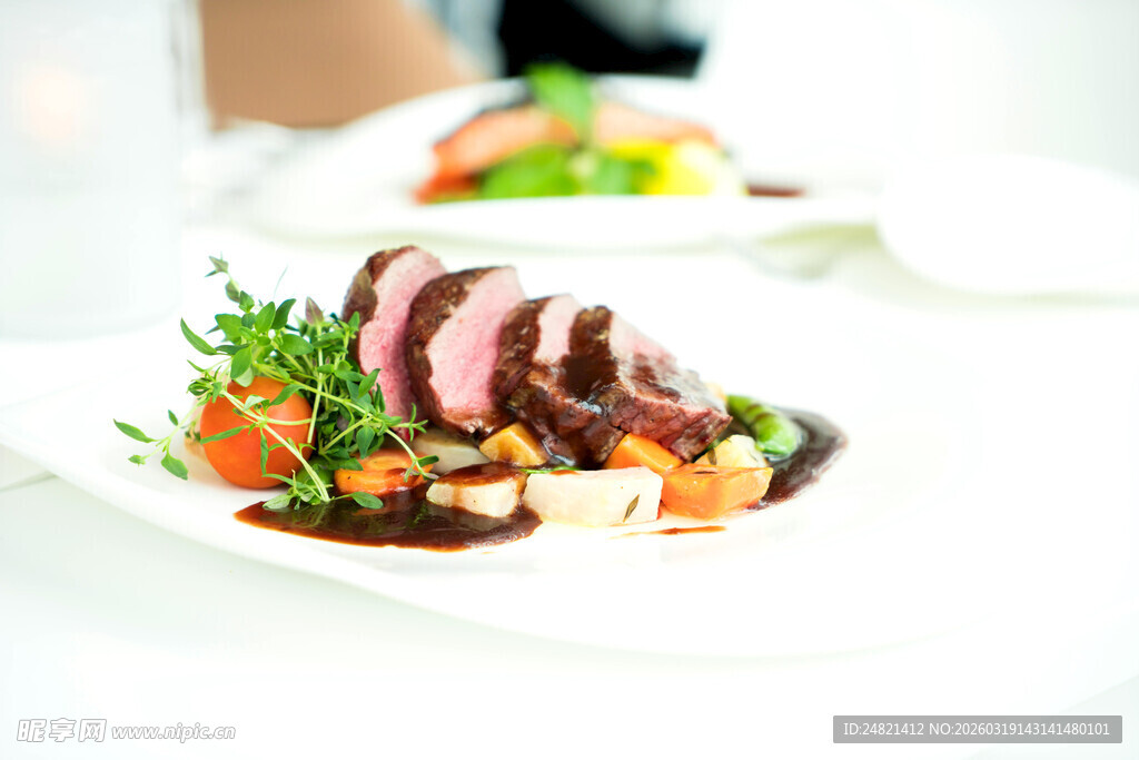 精致摆盘的美味牛排料理