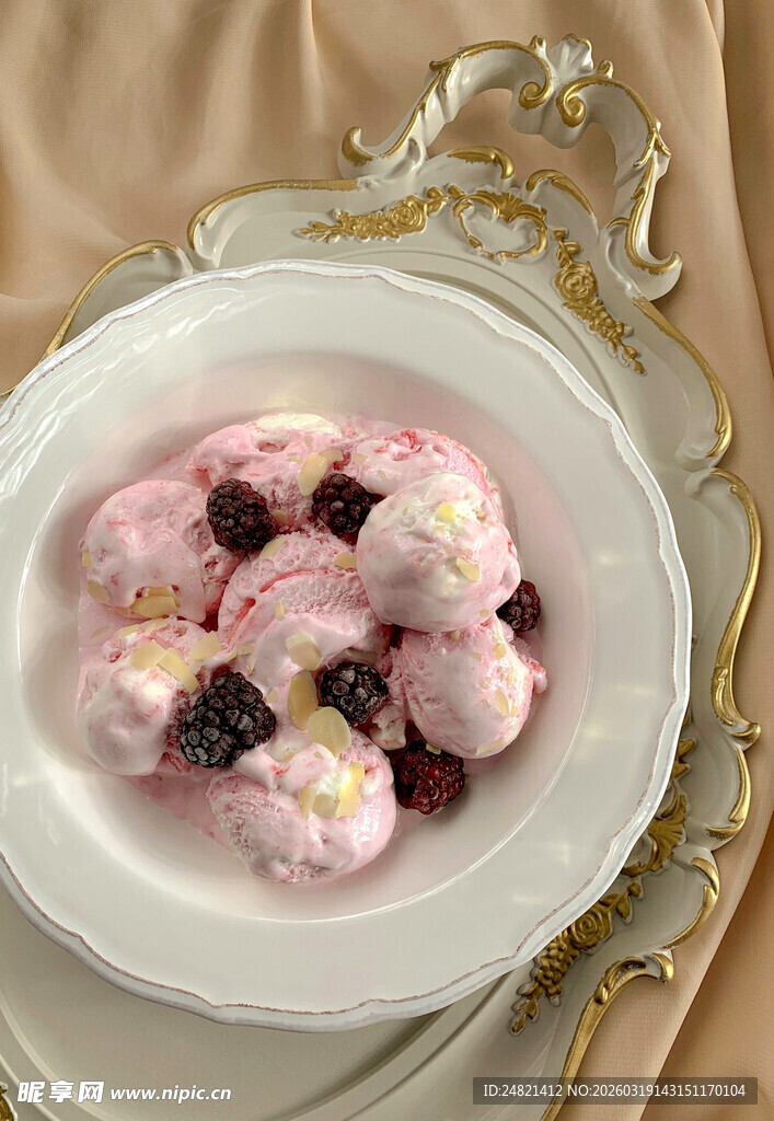 精致莓果酸奶碗甜点