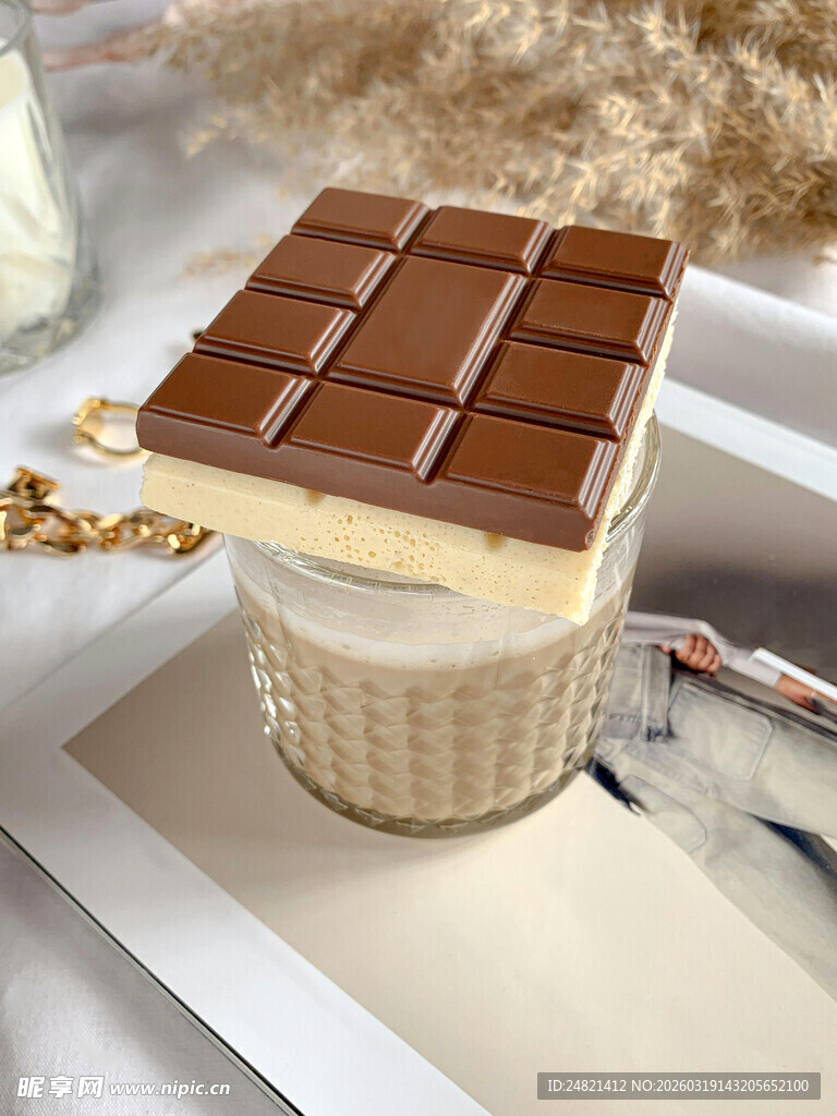 巧克力块置于奶油杯上