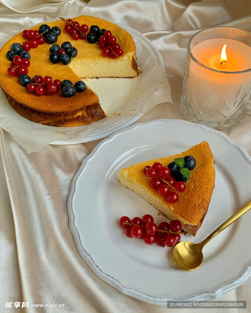 美味浆果芝士蛋糕切片