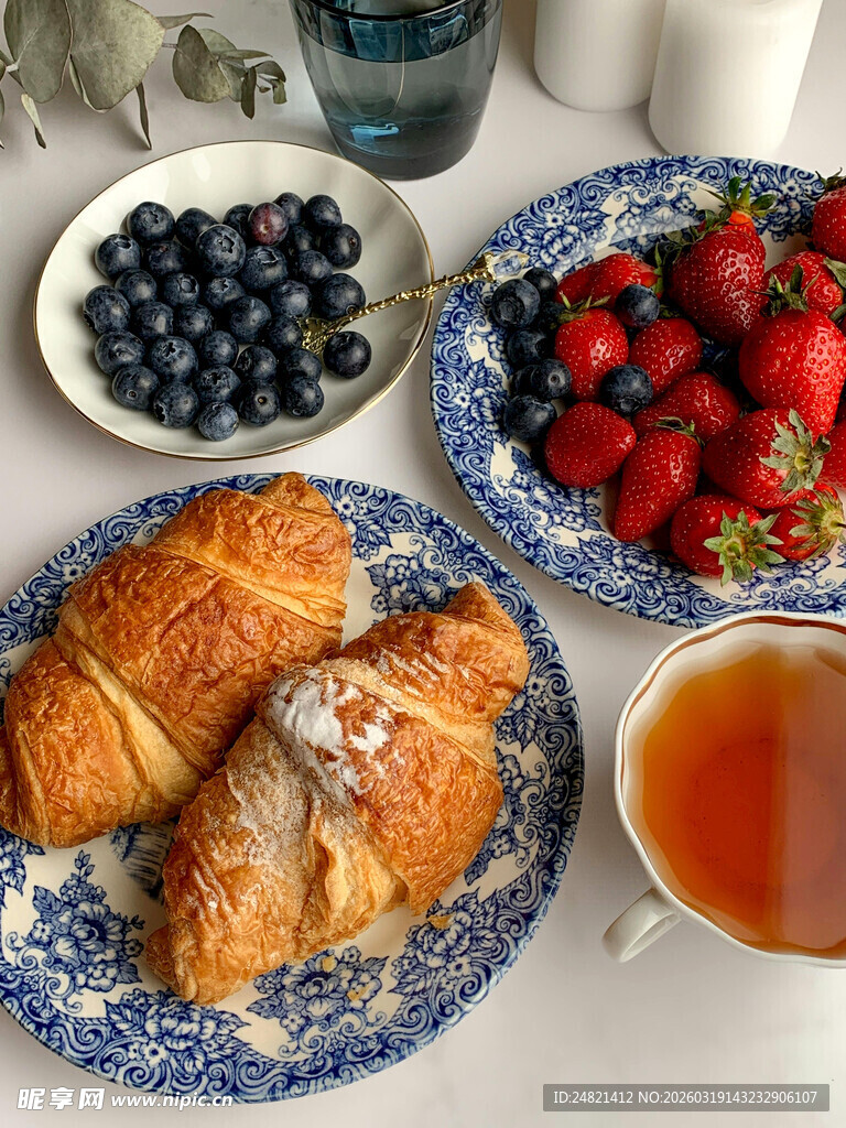 蓝白餐具上的美味早餐