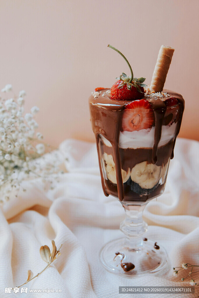 巧克力草莓杯甜点