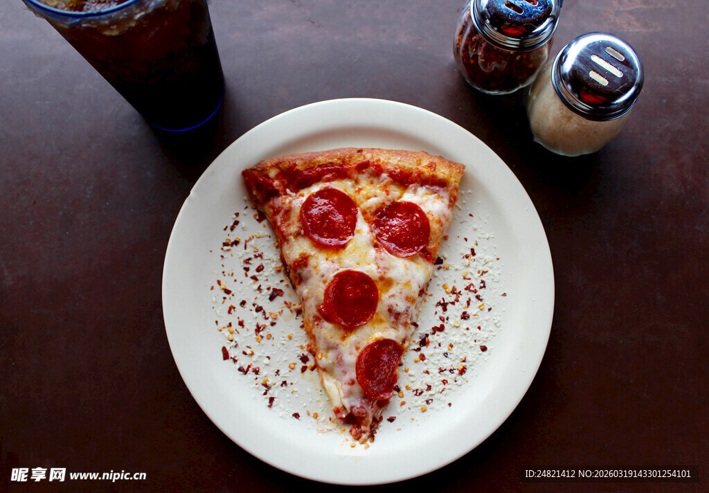 美味意大利辣香肠披萨