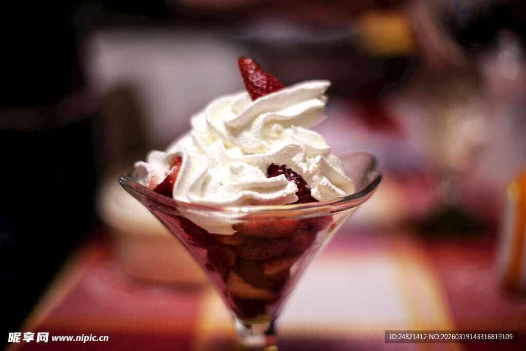 美味巧克力圣代冰淇淋