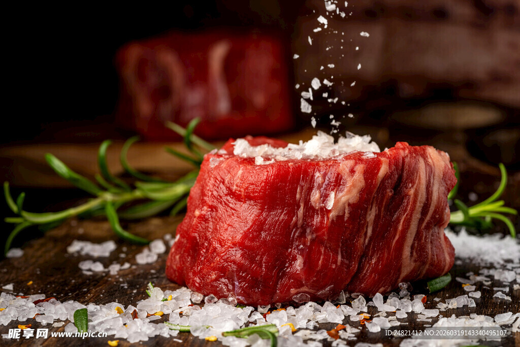 撒盐的鲜嫩生牛肉块