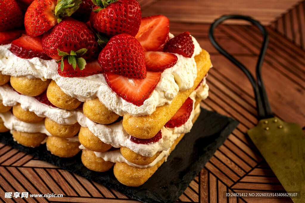 草莓奶油多层美味甜点