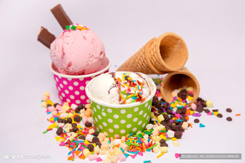 多彩冰淇淋与甜筒的美味组合