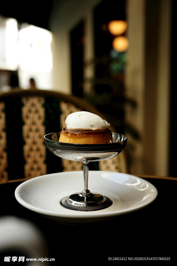 精致甜点置于优雅器皿上