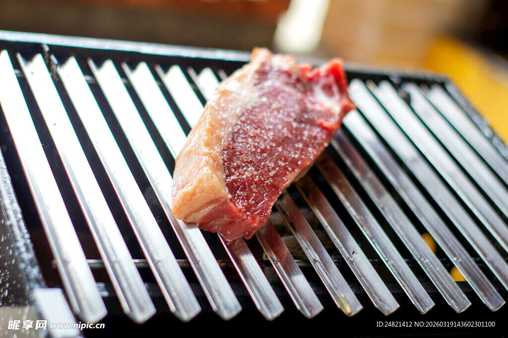 烤架上的鲜嫩生牛肉