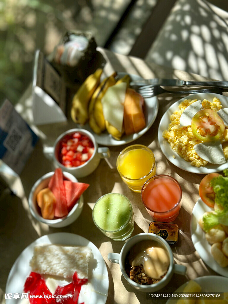 户外丰盛野餐美食相聚