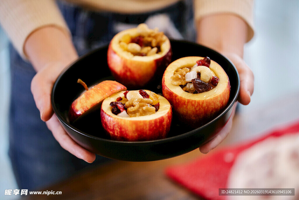 手捧烤苹果甜点