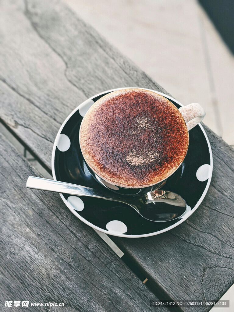 木桌上的精致咖啡饮品