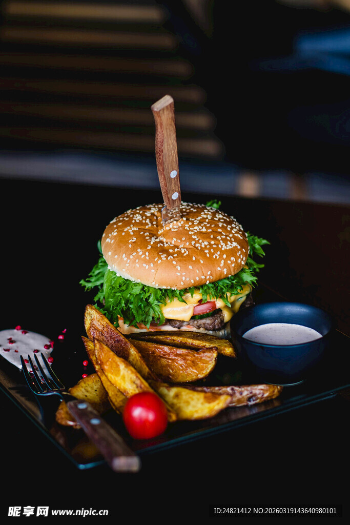 美味汉堡配多样小食