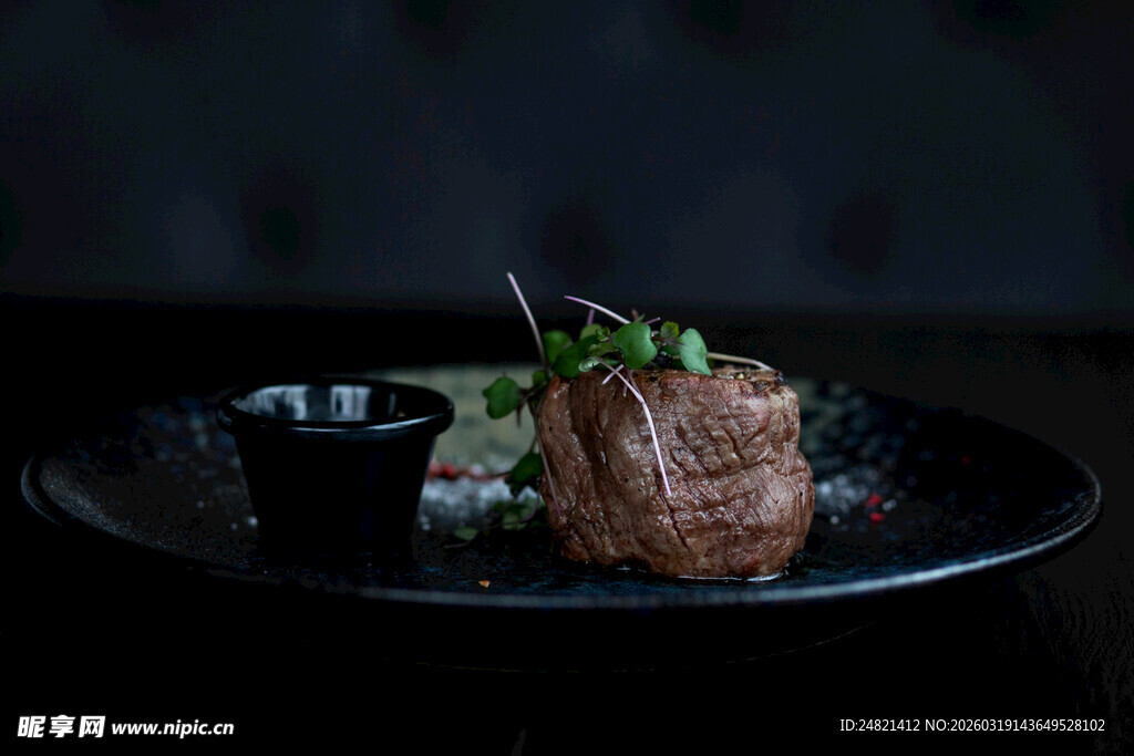 精致摆盘的美味牛排