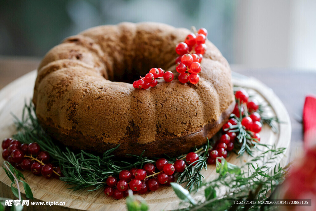 节日装饰的美味环形蛋糕