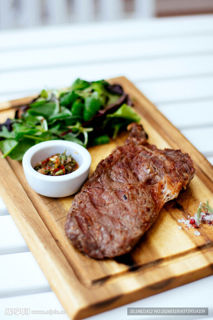 美味牛排配清爽蔬菜