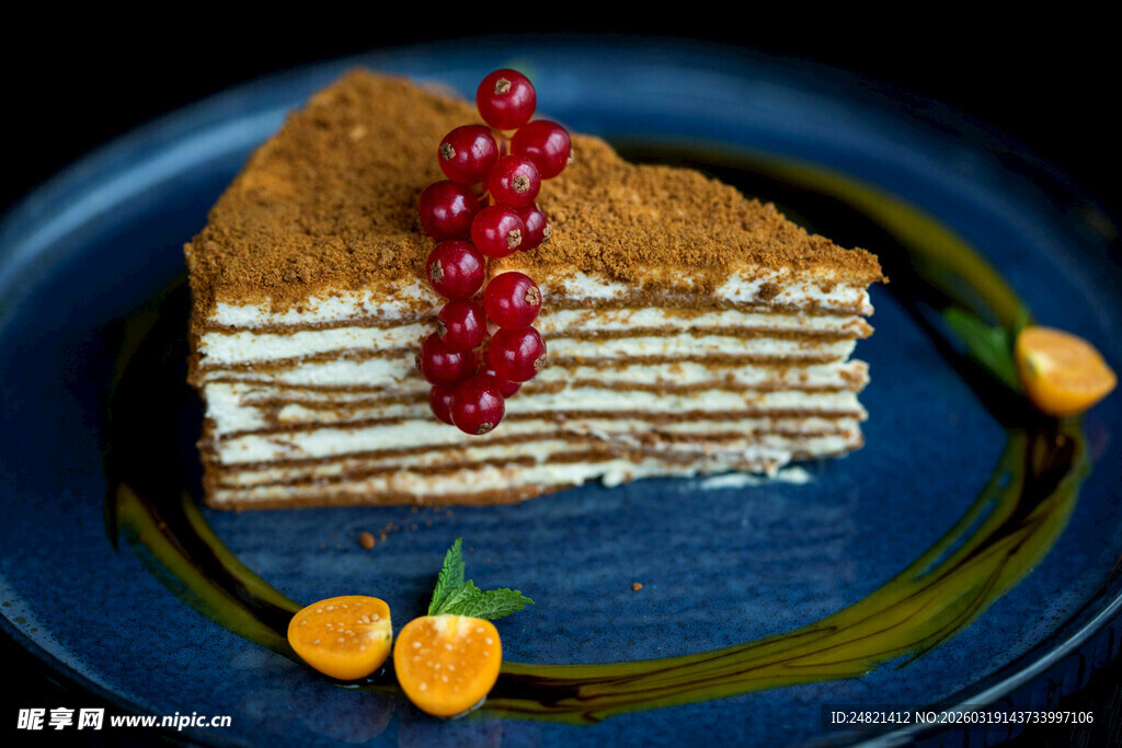美味千层蛋糕配浆果装饰