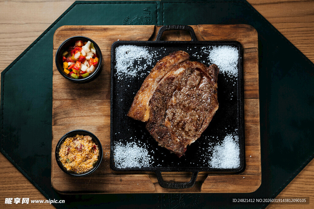 美味牛排搭配多样小食