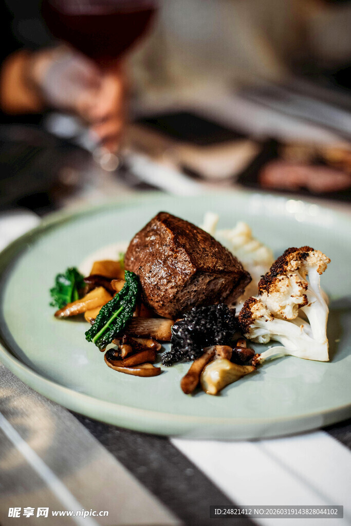 美味牛排摆盘精致佳肴