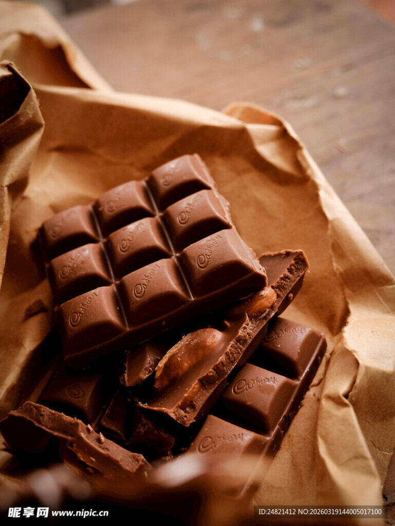 美味巧克力块置于牛皮纸中