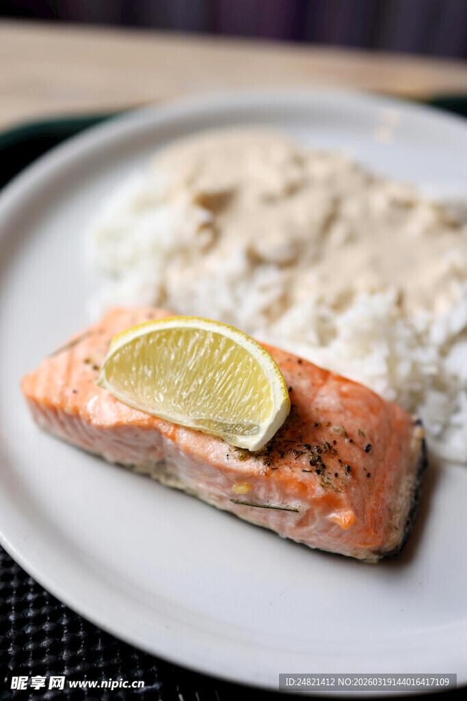柠檬三文鱼配米饭
