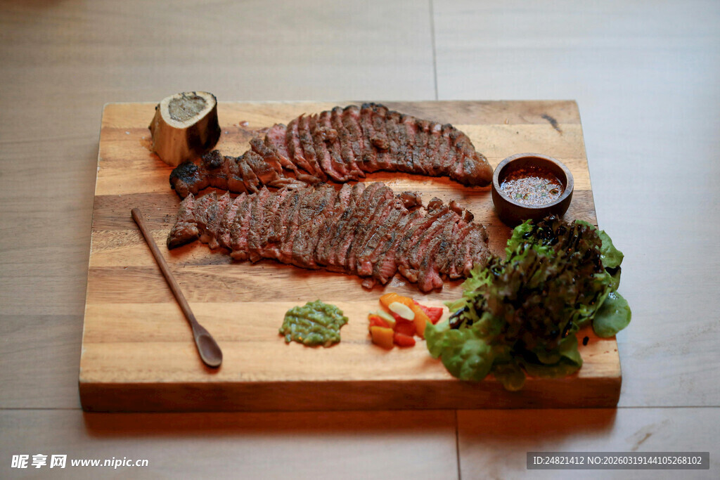 美味牛排摆盘展示