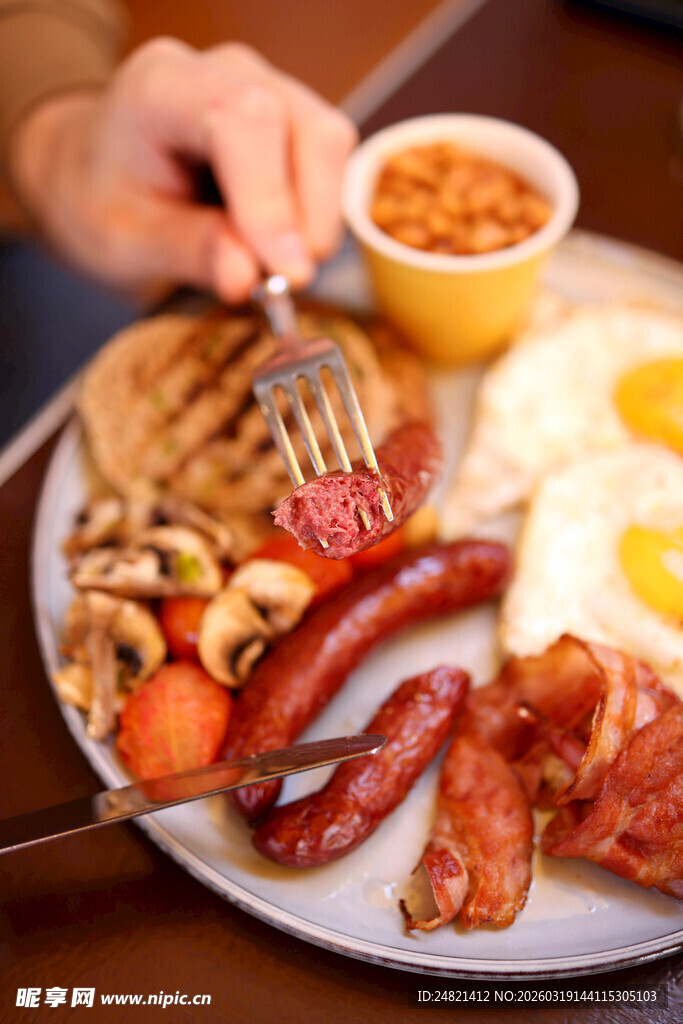 丰盛美味的西式早餐拼盘
