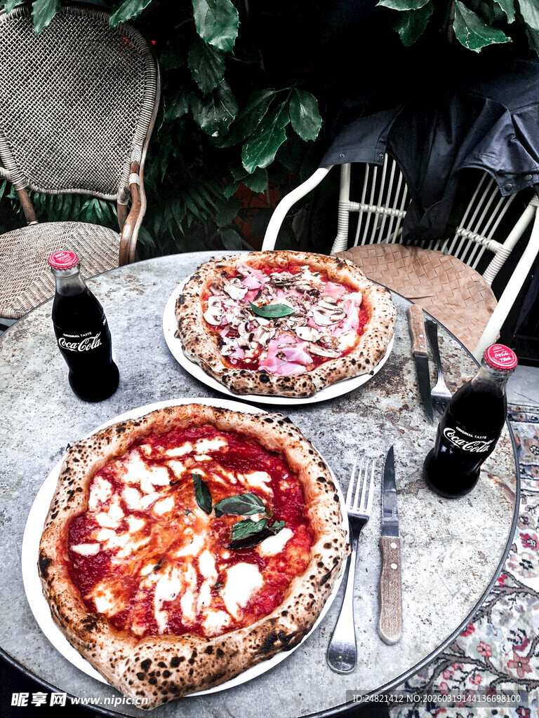 美味披萨与惬意户外时光