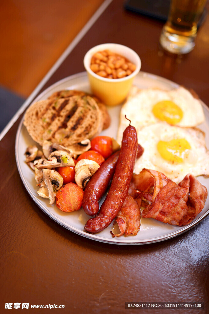 丰盛美式早餐拼盘