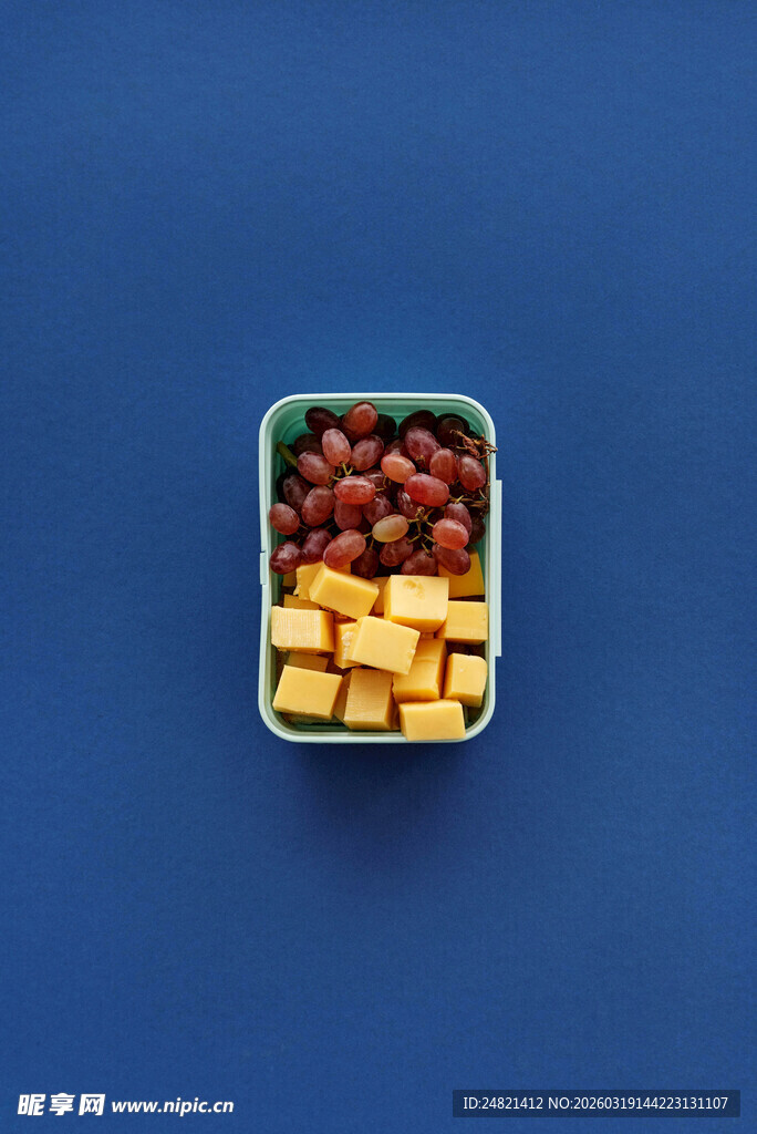 蓝色背景下的多彩食物拼盘